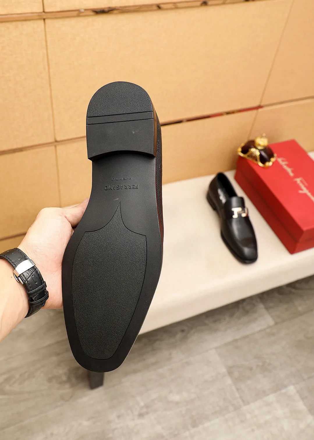 Men's shoes💰460💰 Product trademark: Ferragamo "Ferragamo" casual leather shoes Regular size: 38-44 (45🉑️customized) Product materials: Selected imported first-layer calfskin upper + luxury hardware buckle, imported water-dyed cow leather lining. Strong three-dimensional visual effect, original outsole color: 1⃣️color optional